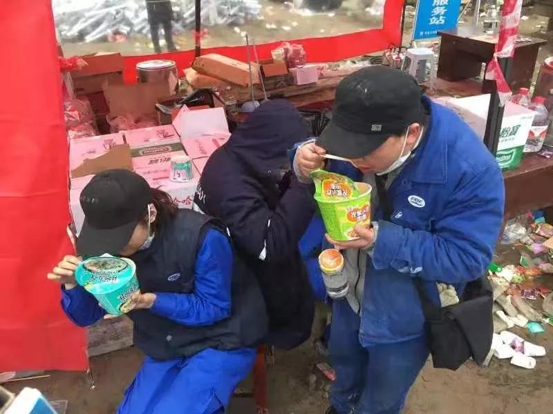 武船集团援建突击队员通宵作业后，2月2日晨在施工现场吃早餐